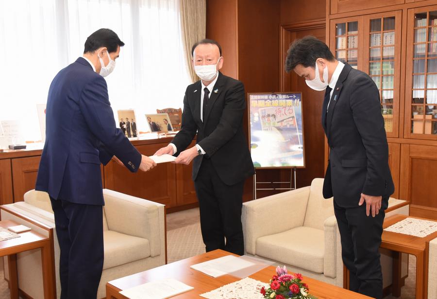 小澤議長から松崎市長へ提言書を提出