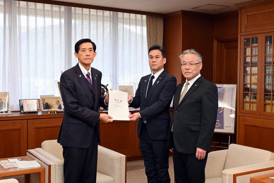 松崎市長（左）に提言書を手渡しする藤田議長（中央）と竹本総務民生常任委員長（右）