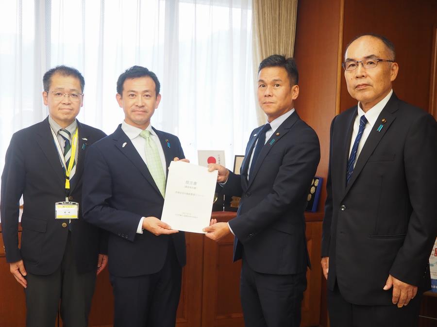 杉本市長（左から2人目）に提言書を手渡しする藤田議長（右から2人目）と川代産業教育常任委員長（右端）